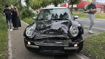 Drie auto’s botsen op elkaar in Lieshout, twee voertuigen zwaar beschadigd