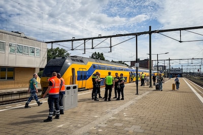 Reiziger aangereden door trein op station Eindhoven Centraal, traumahelikopter geland