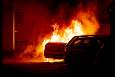 Een knal, daarna staat auto in brand bij garagebedrijf in Tilburg: politie onderzoekt videobeelden