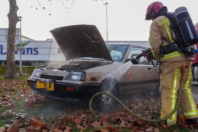 37 jaar oude Suzuki begint te roken in Helmond, plantsoenendienst schiet te hulp