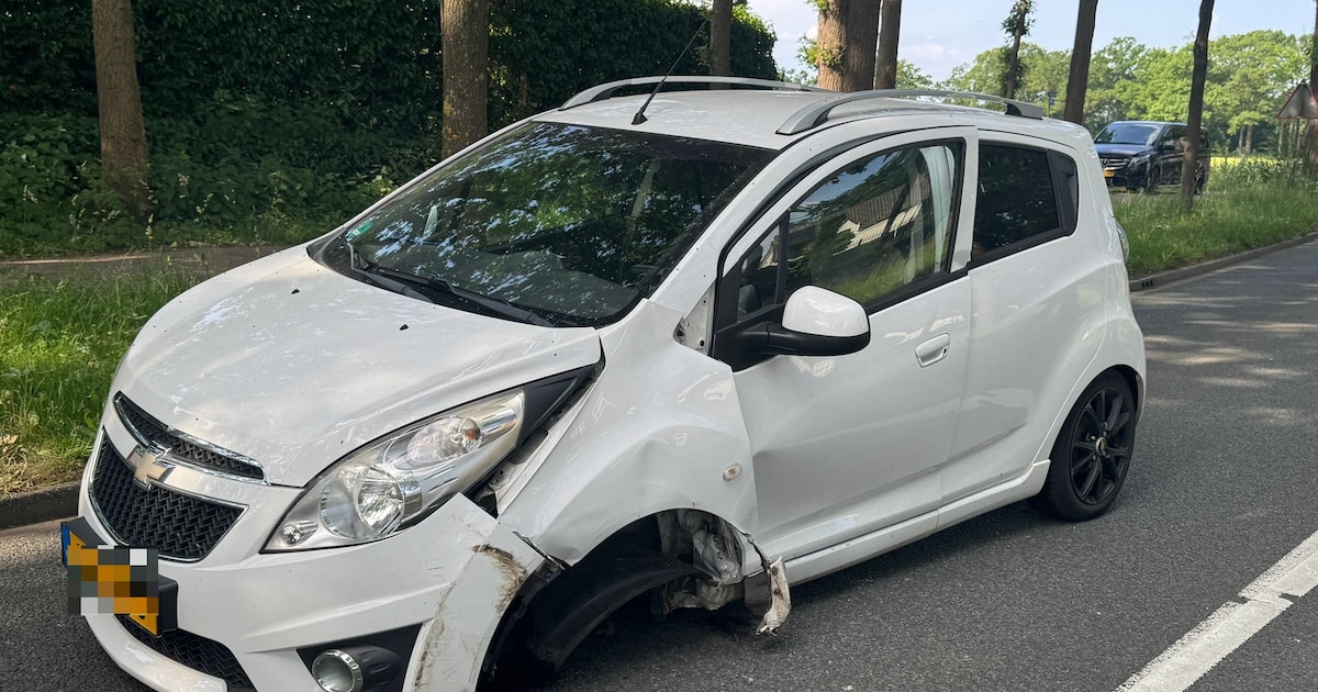 Twee auto’s total loss bij botsing in Gemert, een voertuig verliest wiel