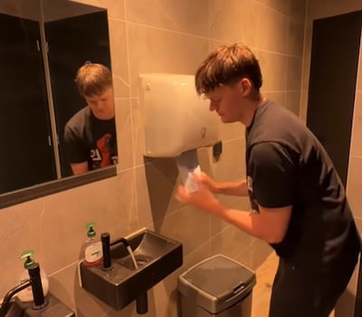 Nederlandse Niek gaat de wereld over met ongemakkelijk wc-moment: zo hard scoort zelfs Kim Kardashian niet