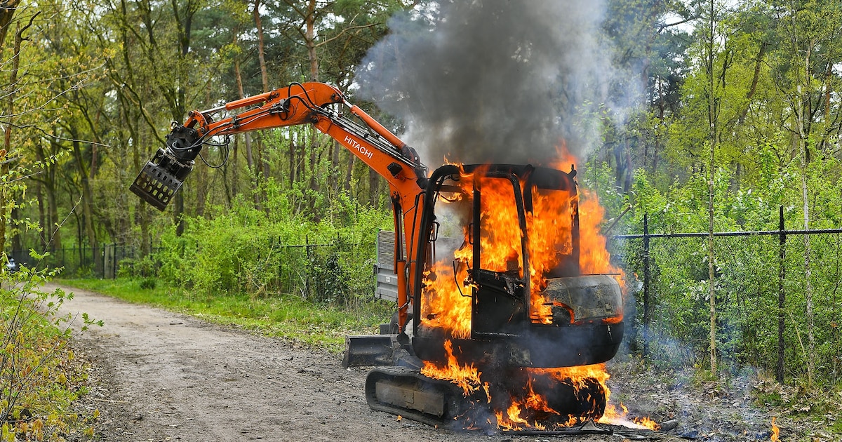 Graafmachine uitgebrand in buitengebied van Steensel