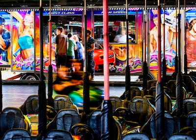 Realityster Justin (21) krijgt flinke klappen op kermis in D