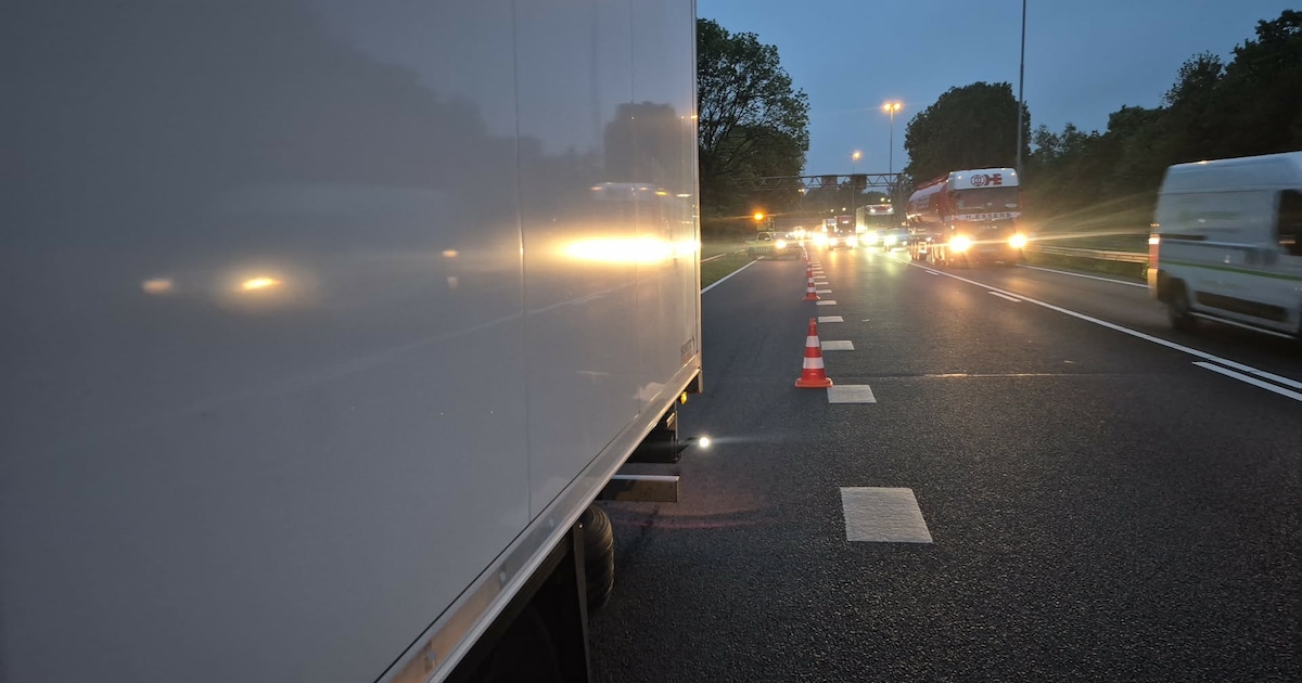 Vrachtwagen met pech op de A27 bij Werkendam veroorzaakt forse vertraging voor verkeer vanuit Breda
