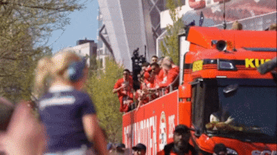 LIVE PSV | Dolle feestvreugde in Eindhoven, platte kar aangekomen bij gemeentehuis