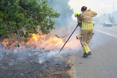 Flinke vlammen bij bermbrand op A58 bij Gilze, afsluiting zorgde voor file