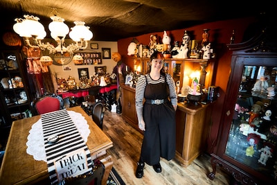 Marie-Joanine luistert nooit naar spookmuziek in haar Halloweencave: ‘Ik heb gewoon Sky Radio aan’