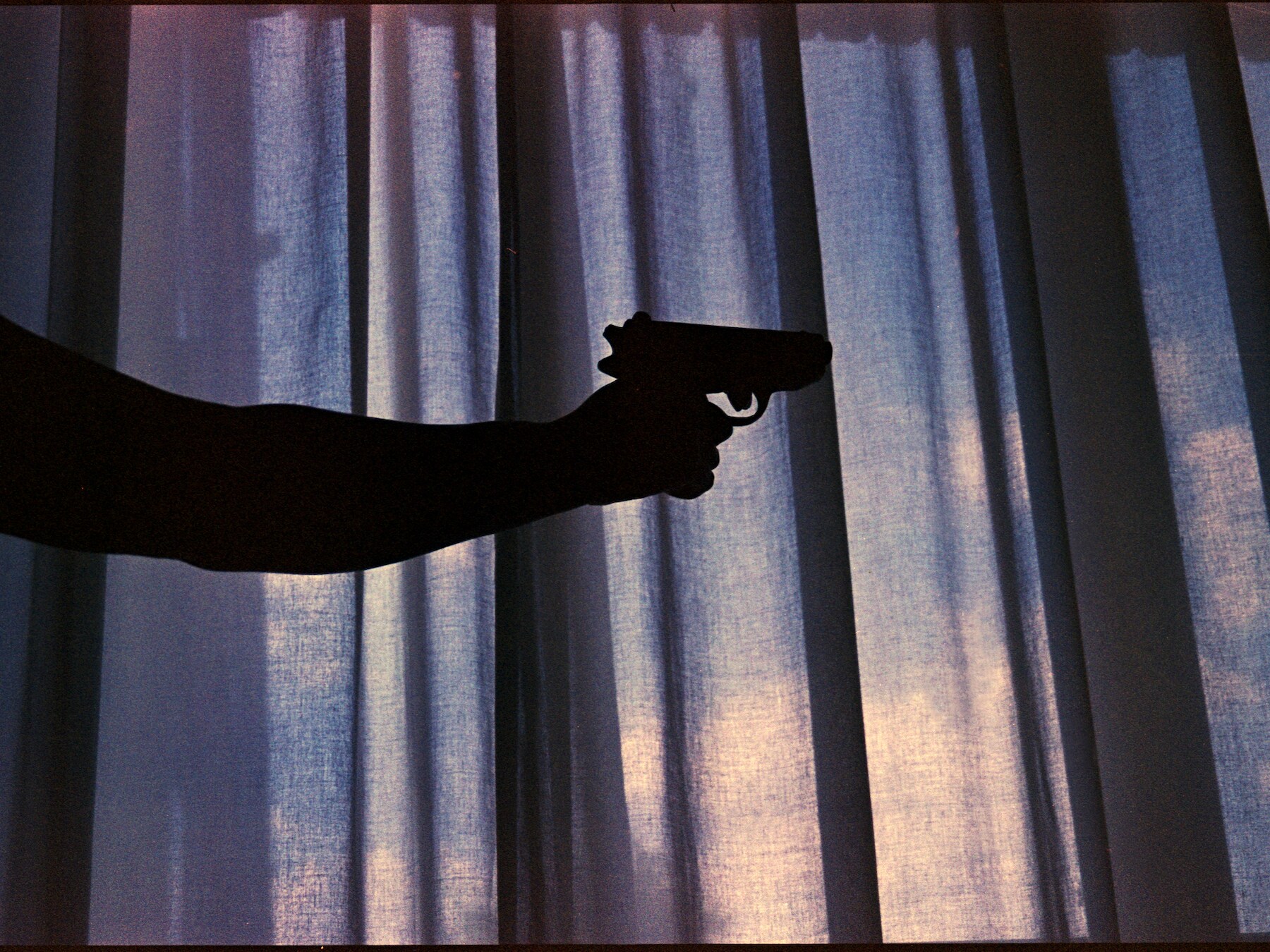 Man valt in slaap na bedreiging met vuurwapen in woning in Eindhoven: vrouw grijpt haar kans en belt 112