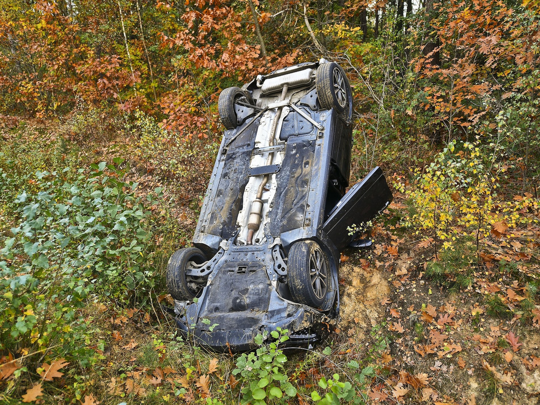 Auto belandt op de kop in greppel na botsing met vrachtwagen op N69 bij Veldhoven