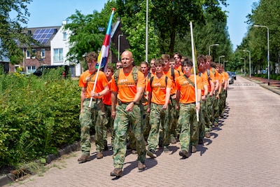Tilburgse studenten marcheren van Vught naar Tilburg in de hitte: ‘In het begin was het nog wel leuk