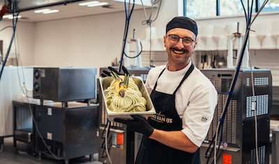 IJsmaker Stefan (33) overtuigt jury met bijzondere smaakcombinatie en mag naar WK: ‘De eerste keer m