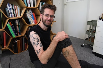 Een scheel zonnetje, getekend door zijn dochter, is de eerste van vele tattoos van illustrator Niels