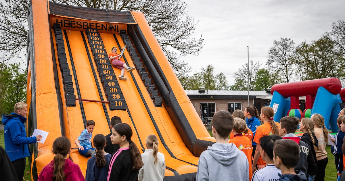 Kinderkoningsdag in Geldrop; versierde fietsen, vrijmarkt en ...