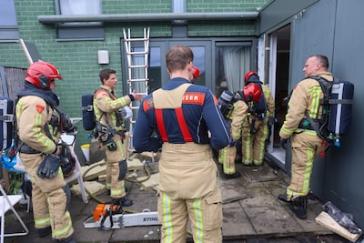 Rook uit spouwmuur van woning in Eindhoven: brandweer sloopt muur en blust vuur