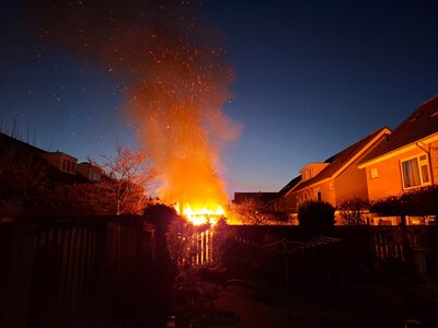 Man (38) uit Hilvarenbeek stookt vuurtje in schuur om zich te warmen, buren ontkomen maar net aan de