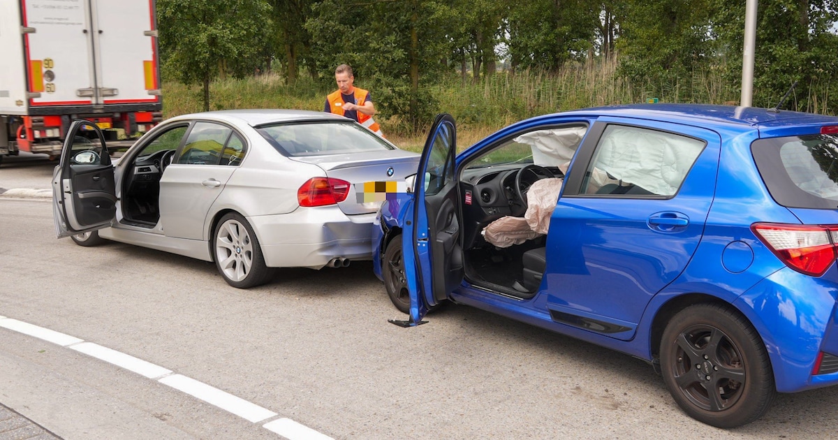 Twee auto’s botsen op rotonde bij Someren: twee inzittenden nagekeken, rijbaan afgesloten