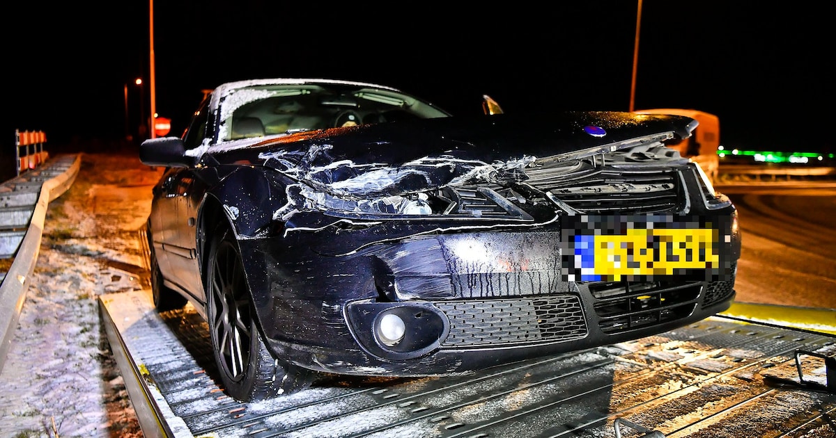 Auto glijdt tegen vangrail op A67 bij Hapert | Regio | ED.nl
