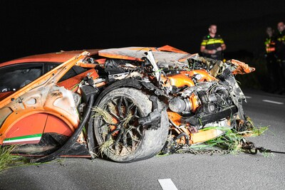 Automobi­list gewond nadat hij met Lamborghi­ni van ruim 350.000 euro in sloot belandt
