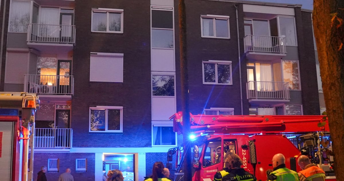 Voorbijgangers slaan alarm om rokende schoorsteen in Helmond, brandweer rukt uit