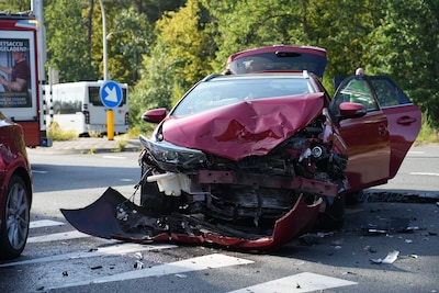 Vrouw aangehouden na botsing in Tilburg, kindje in haar auto behandeld in ambulance