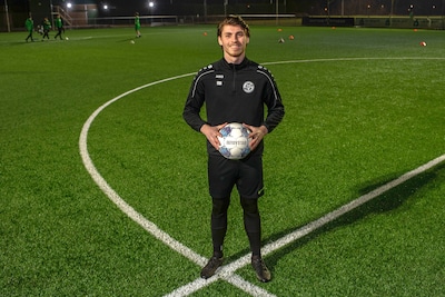 Nick (26) grijpt ineens zijn kans onder de lat bij Sparta’25: ‘Zelf de stoute schoenen aangetrokken’