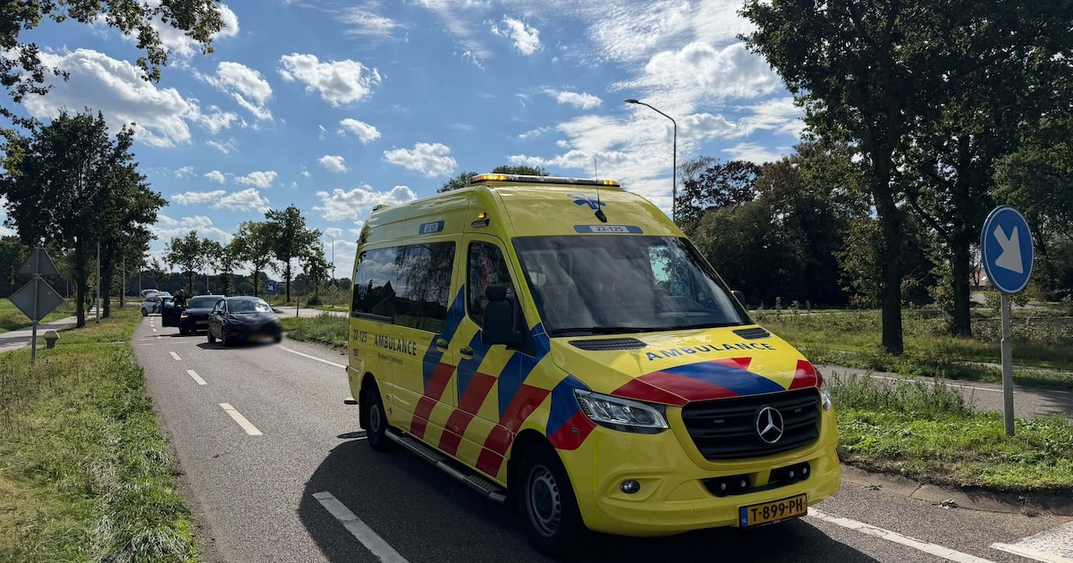 Fietser geschept door auto in Deurne, slachtoffer raakt gewond