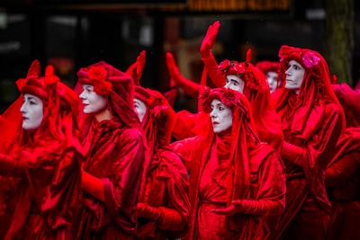 Demonstranten van Extinction Rebellion blokkeren ingang ING-bank in Eindhoven, politie ter plaatse o