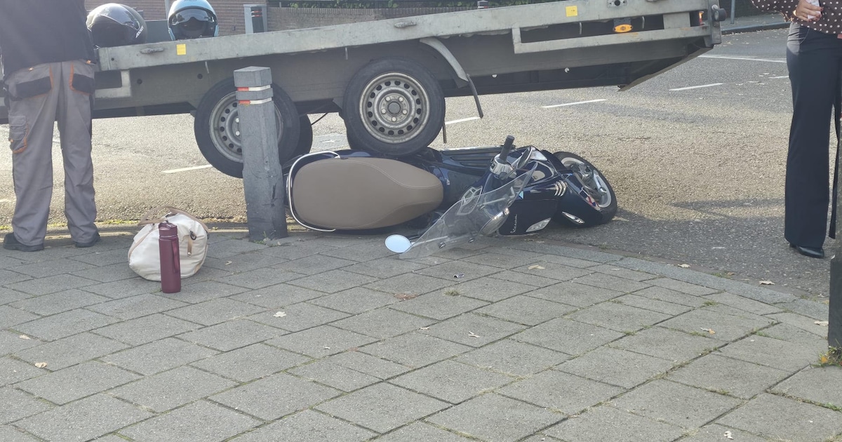 Scooter komt onder aanhanger van busje terecht na botsing in Venlo