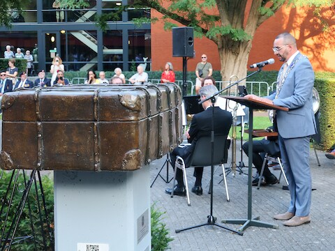 Indrukwekkende Indië Herdenking bij het Indisch en Moluks Gedenkteken: ‘De verhalen mogen niet verloren gaan’  