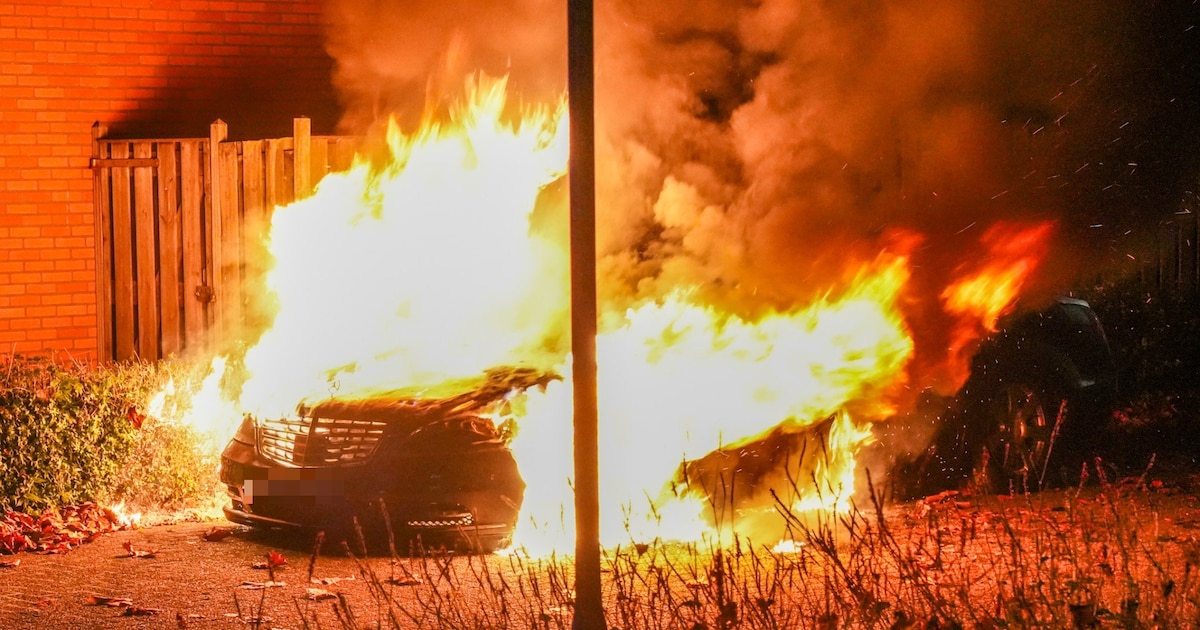 Auto volledig uitgebrand in Geldrop, beelden tonen mogelijk wegrennende betrokkene