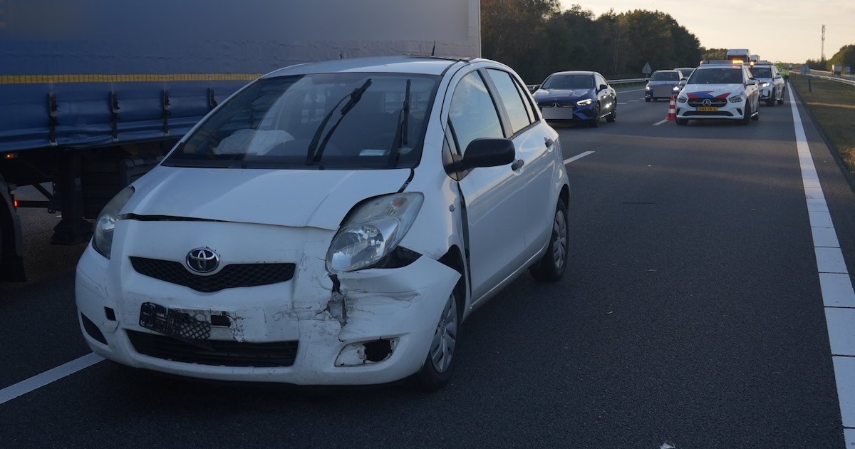 Drie auto’s botsen op A67 bij Liessel, file richting Venlo door dichte rijstrook