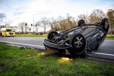 Auto slaat over de kop bij botsing met andere auto in Tilburg, bestuurder gewond