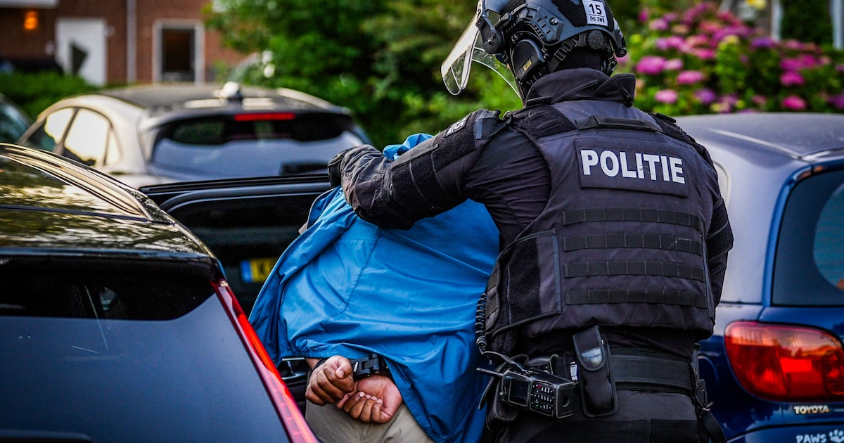 Arrestatieteam valt woningen binnen in Veldhoven, man aangehouden