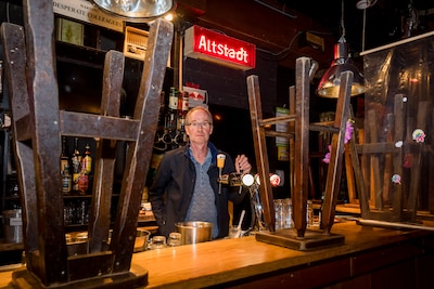 Luitzen (63) overlijdt op de dag dat hij afscheid zou nemen van ‘zijn’ café Altstadt