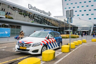 Medewerker Eindhoven Airport opgepakt voor witwassen en drugshandel: 80.000 euro, vuurwapen en drugs gevonden