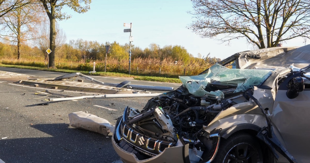 Automobilist ramt vluchtheuvel en lantaarnpaal in Helmond, bestuurder zwaargewond naar ziekenhuis