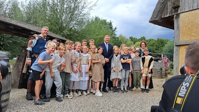 Koning Willem-Alexander opent Museumpark Vonk in Eindhoven en deelt high-fives uit: ‘Hand voorlopig 