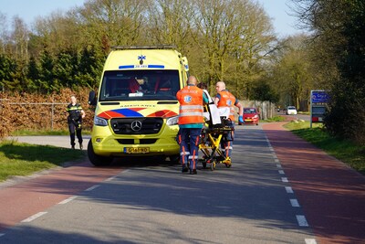 Motorrijder schrikt van tractor, komt ten val en raakt gewond in Gilze: verkeer omgeleid
