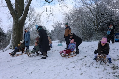 Dak schaatshal ingestort, problemen op spoor en A58 deels dicht, maar Brabant geniet ook volop van d