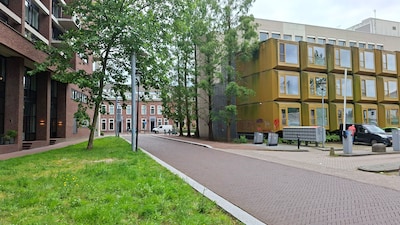Rechter wijst bezwaar buurtbewoner af: ex-daklozen blijven in voormalig kantoor aan Willemstraat tot