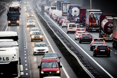 Rijkswaterstaat waarschuwt voor ‘zeer zware avondspits’: tot 600 kilometer file verwacht door herfstvakantie