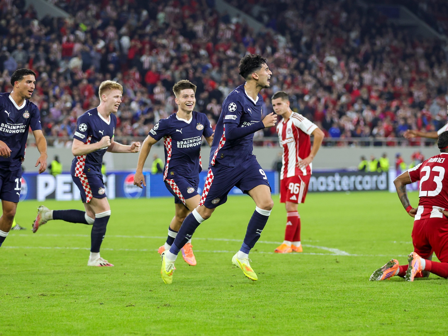 Extreem late goal van Pepi bezorgt PSV waardevol Champions League-punt in Grieks gekkenhuis