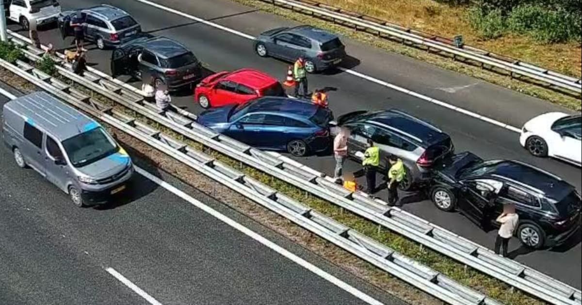 Kettingbotsing met zeven auto’s op A58 bij Moergestel, verkeer moet over de vluchtstrook
