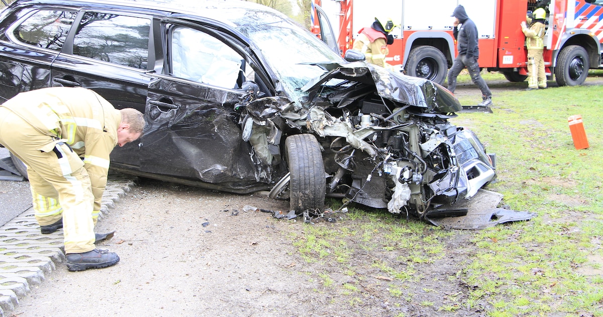 Auto crasht tegen boom in Weert, bestuurder gewond