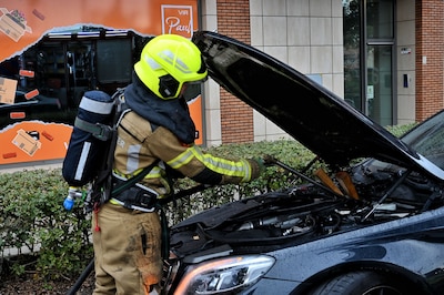 Auto vat vlam onder de motorkap op Havendijk in Tilburg, blussen blijkt lastige klus