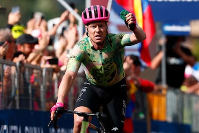 Deense routinier Michael Valgren komt met groene Pokébal over de streep na emotionele zege in Giro