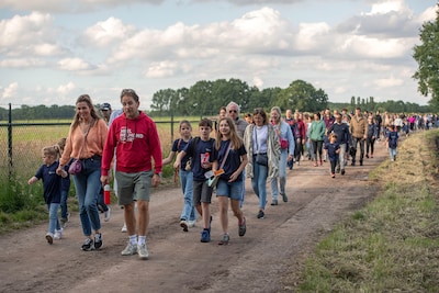 https://images.ed.nl/Zjk0NTlkYjcxM2Y4M2IwMWEwYzUvZGlvLzI0NDI3NTM4MS9maXQtd2lkdGgvNDAw/serie-afgekocht-ed20240529-0004-helmond-de-63ste-avondvierdaagse-op-de-fotos-de-deelnemers-van-de-5-km
