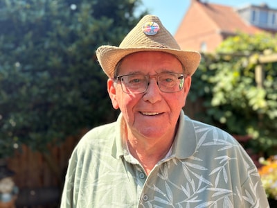Fred is al 23 jaar vrijwilliger bij de Kasteeltuinconcerten: ‘Werkschoenen aan, hoedje op en gáán!’
