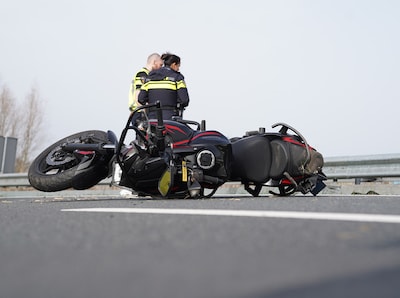 Lessende motorrij­der (23) uit Oss raakt gewond op de A59 bij Empel door blokje hout op wegdek: poli